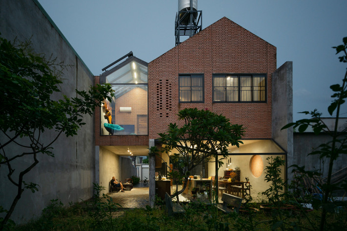 ZIP House là ngôi nhà nhỏ tại thành phố Biên Hòa, tỉnh Đồng Nai. Gia chủ mong muốn một không gian nhỏ ấm áp, đủ cho gia đình 5 thành viên, đồng thời là nơi để mọi người luôn mong muốn được trở về sau một ngày học tập và làm việc.