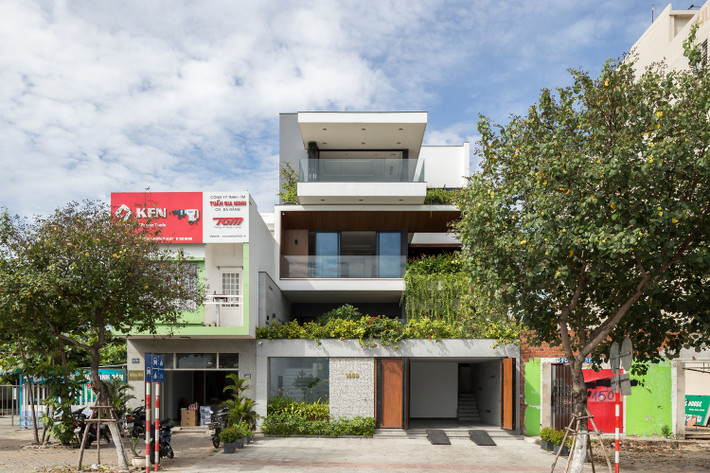Tọa lạc tại TP Đà Nẵng, The Sunrise House (tạm dịch: ngôi nhà mặt trời mọc) là món quà gia chủ dành tặng chính mình sau nhiều năm làm việc tại Đà Nẵng.