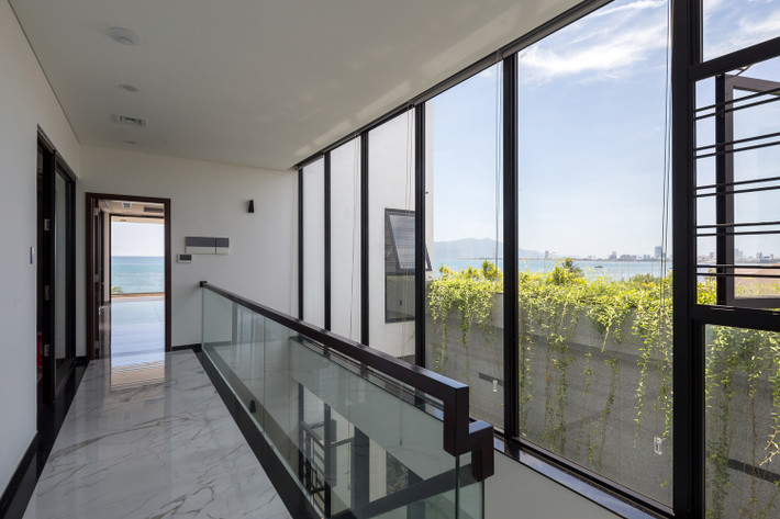 Khu đất rộng 243 m2, tọa lạc trong vòng cung của Vịnh Đà Nẵng. Từ đây, gia chủ có thể thấy trọn cảnh bình minh của biển.