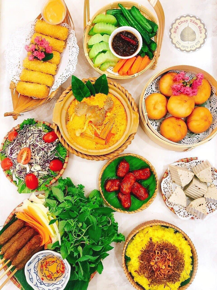 Với quan niệm hạn chế sát sinh động vật để xá tội vong nhân, nhiều gia đình chọn cách ăn chay cho tâm thanh tịnh và cầu may mắn. Theo đó, lượng khách đặt mua đồ chay tăng cao trong tháng 7 Âm lịch. Ảnh: Facebook