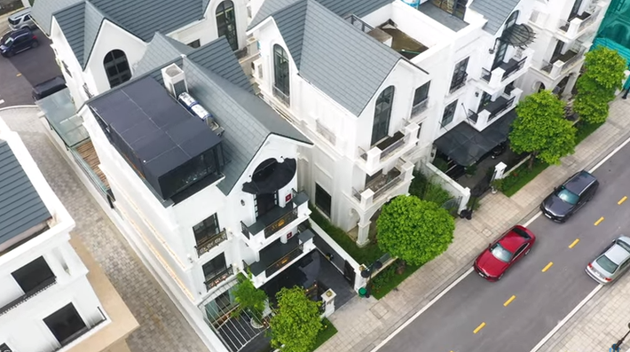Căn nhà nằm trên lô đất có diện tích khoảng 160 m2, diện tích xây dựng 1 sàn khoảng hơn 80 m2.