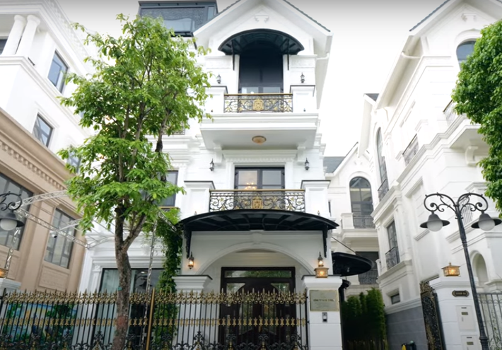 Bên ngoài căn biệt thự có gam màu trắng chủ đạo, mang đến cảm giác nhẹ nhàng. Phần phào chỉ có sự thay đổi, tạo nên sự khác biệt so với các công trình xung quanh.