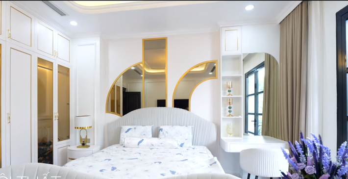 Phòng ngủ của con gái trên tầng 2 rất rộng, có ban công nhìn ra đường, tủ quần áo với cánh kính, tay nắm mạ vàng.