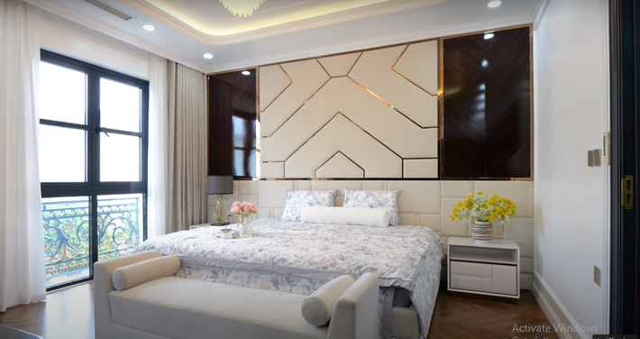 Phòng ngủ master chiếm trọn một sàn trên tầng 3.