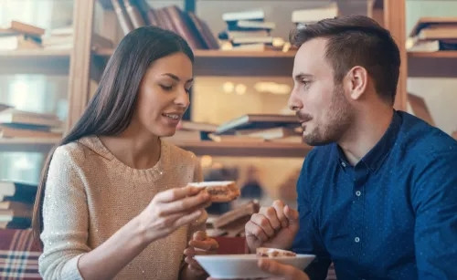 Thay vì bỏ ra 10 đô la cho một quả táo bầm tại quán cà phê ở sân bay, hãy ăn trước khi đến sân bay để tiết kiệm chi phí.