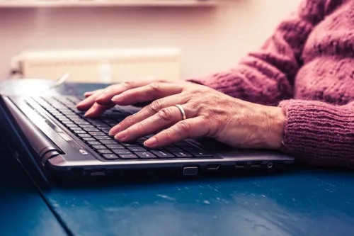 Nếu muốn rút ngắn thời gian kiểm tra, hãy xếp đồ điện tử vào một ngăn duy nhất trong túi xách. Bằng cách này, hành khách có thể lấy tất cả chúng ra cùng một lúc mà không cần phải lục lọi đồ đạc.