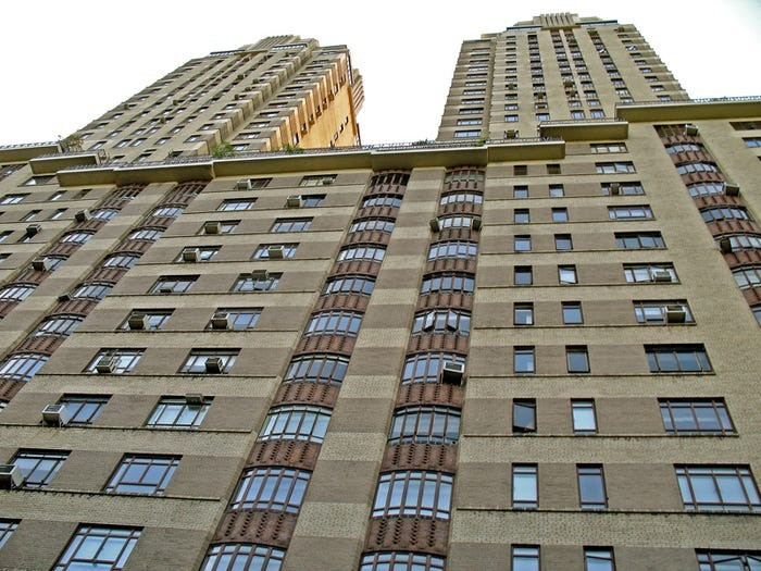 Một năm sau khi mua biệt thự Medina, Jeff Bezos chi 7,65 triệu USD cho ba căn hộ ở Central Park West ở Manhattan.