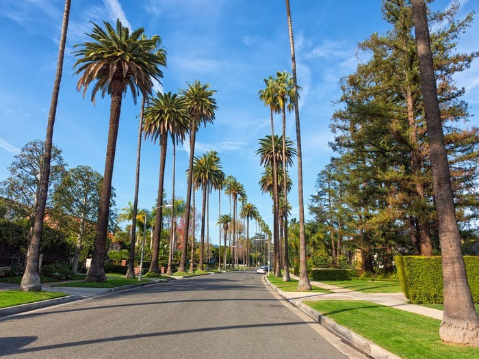 Bezos cũng sở hữu bất động sản ở Beverly Hills, California, một trong những khu phố đắt đỏ nhất ở Los Angeles.
