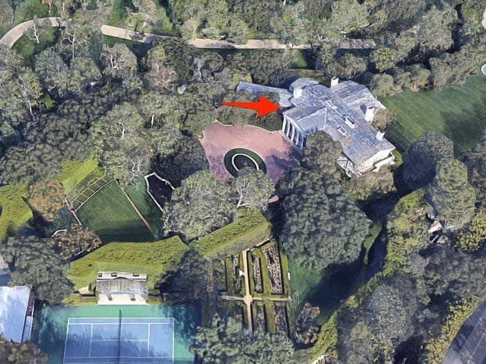 Năm 2020, tỷ phú Jeff Bezos mua dinh thự Warner Estate của tài phiệt truyền thông David Geffen với giá kỷ lục 165 triệu USD tại Los Angeles. Dinh thự có nhà cho khách, sân tennis, hồ bơi và sân gôn chín lỗ.