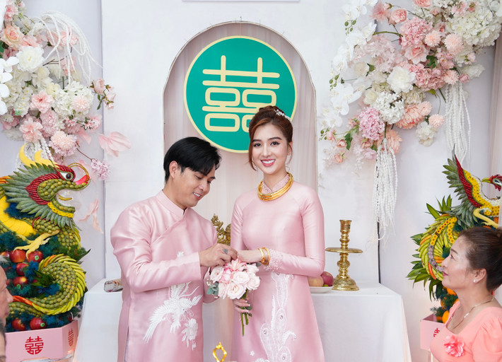 Mới đây, lễ ăn hỏi của ca sĩ Hồ Quang Hiếu và bạn gái Tuệ Như diễn ra tại thị trấn Năm Căn, Cà Mau - quê nhà của cô dâu thu hút sự chú ý của đông đảo khán giả. Ảnh: Tiền phong