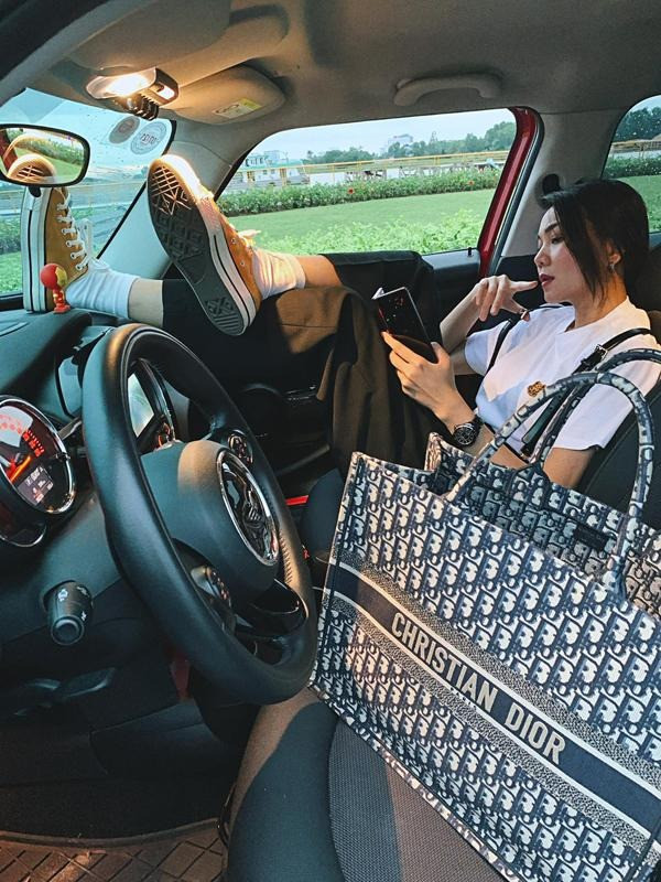 Bộ sưu tập hàng hiệu của Thanh Hằng đến từ các thương hiệu thời trang xa xỉ thế giới như như Hermes, Chanel, Dior, Burberry, Louis Vuitton...Nguồn ảnh: FBNV