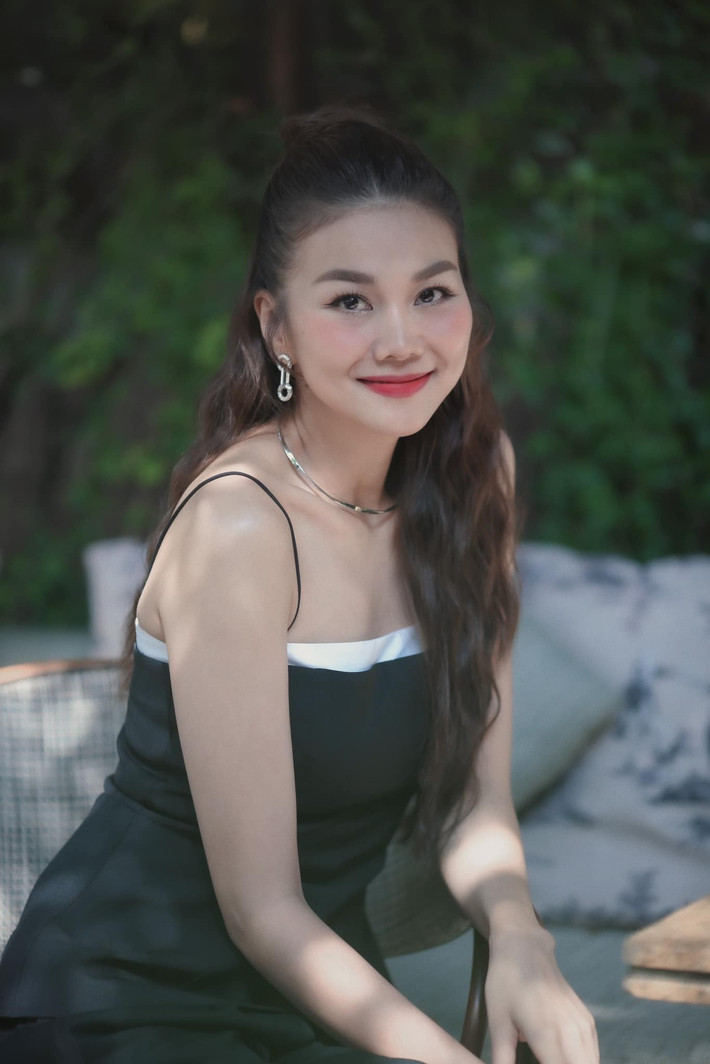 Thanh Hằng là Hoa hậu Phụ nữ Việt Nam qua ảnh năm 2002 được mệnh danh là "quý cô độc thân đắt giá bậc nhất" showbiz Việt.