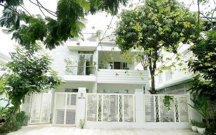 Luôn xuất hiện trước công chúng với hình ảnh giản dị nhưng MC Quyền Linh là một trong những đại gia ngầm của showbiz Việt. Gia đình nam MC đang sống trong “bạch dinh” trị giá khoảng 21 tỷ đồng ở khu dân cư Phước Kiểng, Quận 7, TP HCM.