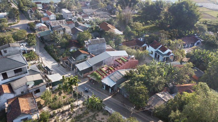 Quá trình đô thị hóa diễn ra nhanh chóng, những căn nhà mái đỏ đặc trưng của nông thôn không còn. Thay vào đó là các ngôi nhà mọc lên san sát với lối kiến trúc na ná nhau.