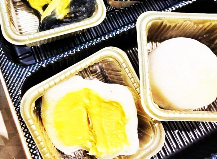 Thế nhưng năm nay, loại bánh này được nhiều đầu mối nhập về với đa dạng mẫu mã nhưng giá cao hơn. Ảnh: Traicayhatsay