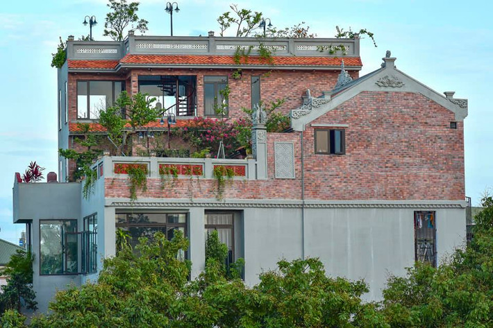 Phần tường gạch được xây mới, để mộc, mang đến sự gần gũi. Ảnh: Vietnamnet