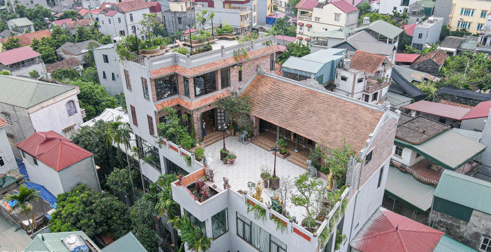 Mong muốn vừa xây một nơi ở mới hiện đại, tiện nghi vừa bảo tồn, gìn giữ ngôi nhà cổ cha ông để lại, vợ chồng chị Quỳnh Liên (Bắc Từ Liêm, Hà Nội) đã đưa ra một quyết định táo bạo. Đó là đưa ngôi nhà cố lên nóc biệt thự 5 tầng. Ảnh: Dân trí