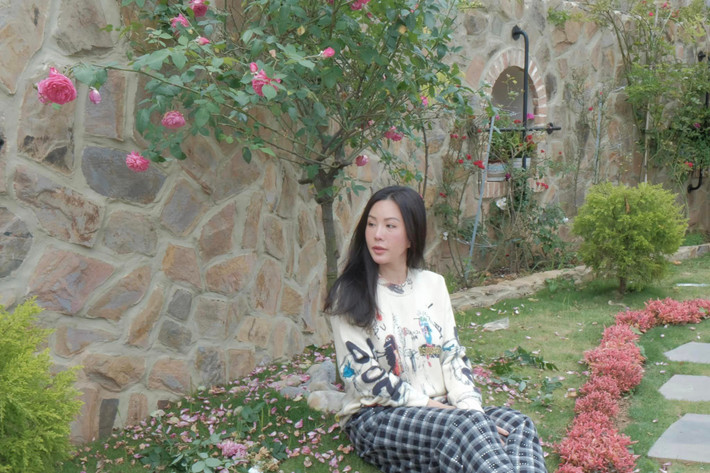 Phía trước nhà là khu vườn xinh xắn, ngập hoa.