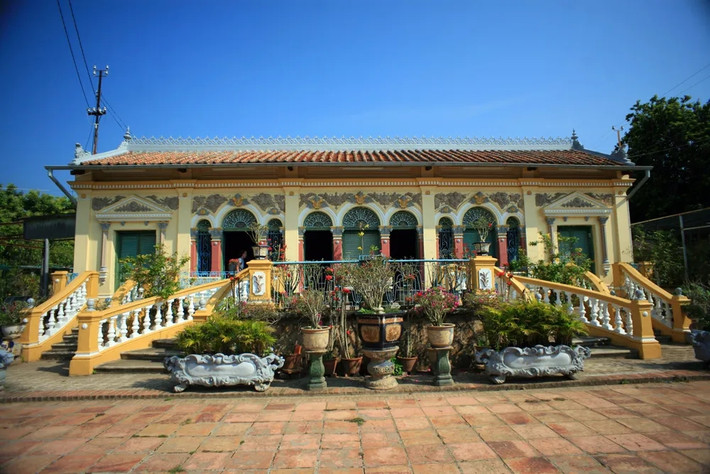 Ngôi nhà được xây dựng từ năm 1870 thuộc sở hữu của nhà họ Dương. Công trình có sự giao thoa giữa kiến trúc phương Đông Phương và phương Tây độc đáo. Ảnh: Happynest