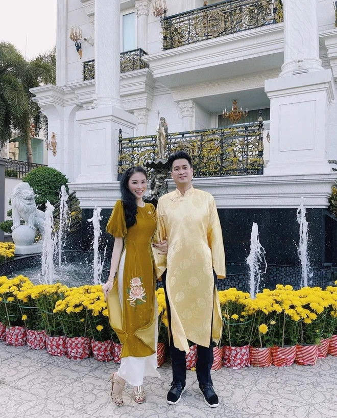Ngoài ra, theo thông lệ, vợ chồng Phillip Nguyễn - Linh Rin cũng sẽ họp mặt cùng cả nhà ở biệt thự của tỷ phú Johnathan Hạnh Nguyễn. Nguồn ảnh: FBNV