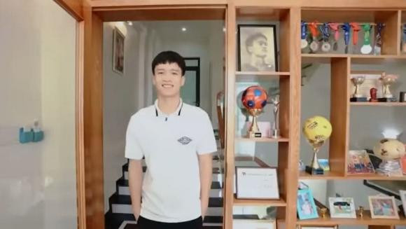 Trong nhà trưng bày nhiều thành tích trong sự nghiệp của nam tiền vệ suốt thời gian qua. Ảnh chụp màn hình