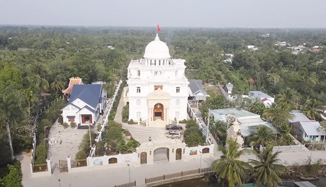 Sau hơn 3 năm xây dựng, dinh thự Lang Truyền (tại huyện Phong Điền, TP Cần Thơ) của vợ chồng ông Nguyễn Ngọc Lang và bà Lê Thị Truyền chính thức hoàn thành cuối năm 2022.