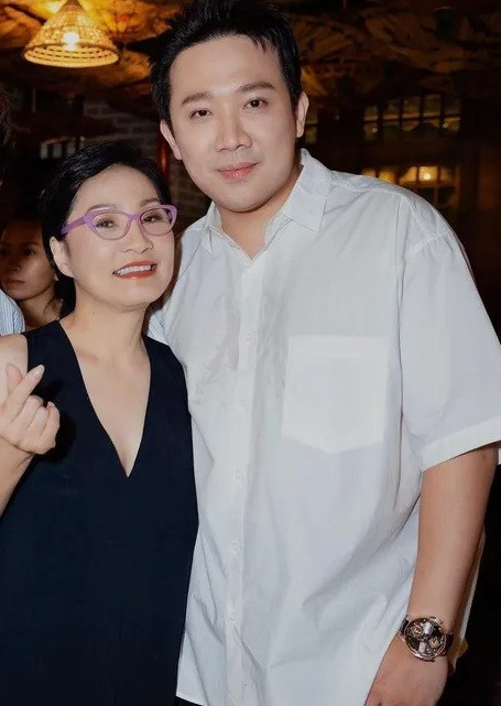 Trấn Thành cũng sở hữu chiếc đồng hồ mang tên Opera Godfather đến từ thương hiệu Jacob & Co. Phiên bảng vàng hồng chỉ có 88 chiếc trên thế giới, mức giá khoảng 12 tỷ đồng. Ảnh: Người đưa tin