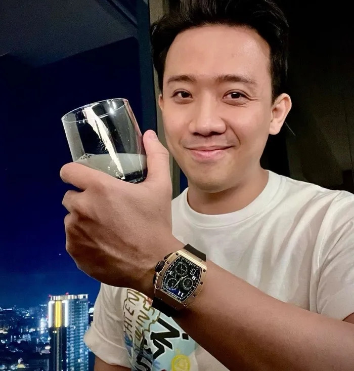 Chiếc đồng hồ Richard Mille RM 72-01 Rose Gold được Trấn Thành sử dụng trong nhiều dịp có vỏ bằng vàng hồng 18K, giá khoảng 5 tỷ đồng trên thị trường thứ cấp. Ảnh: @tuilatranthanhday