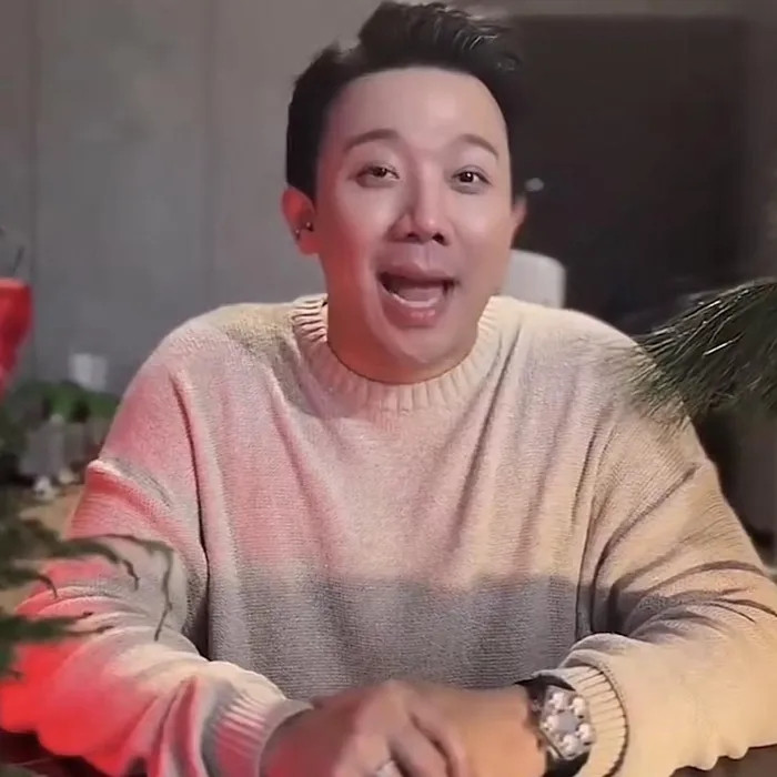 Trong một video giới thiệu phim điện ảnh "Mai", Trấn Thành đeo chiếc đồng hồ mang tên Grand Five Time Zone của nhãn hàng Jacob & Co. Chiếc đồng hồ sở hữu thiết kế, màu sắc tương đối lạ mắt, không giống một số phiên bản được nhà sản xuất công bố nên có mức giá bí mật. Ảnh chụp màn hình