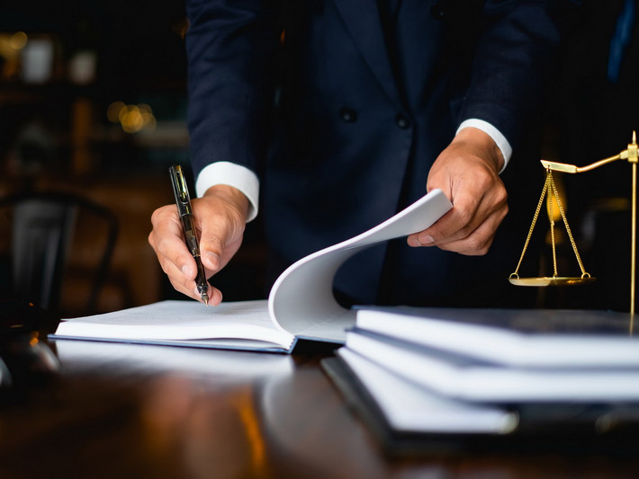 Lương của luật sư có kinh nghiệm cũng ở mức cao, dao động từ 23 - 65 triệu đồng/tháng.