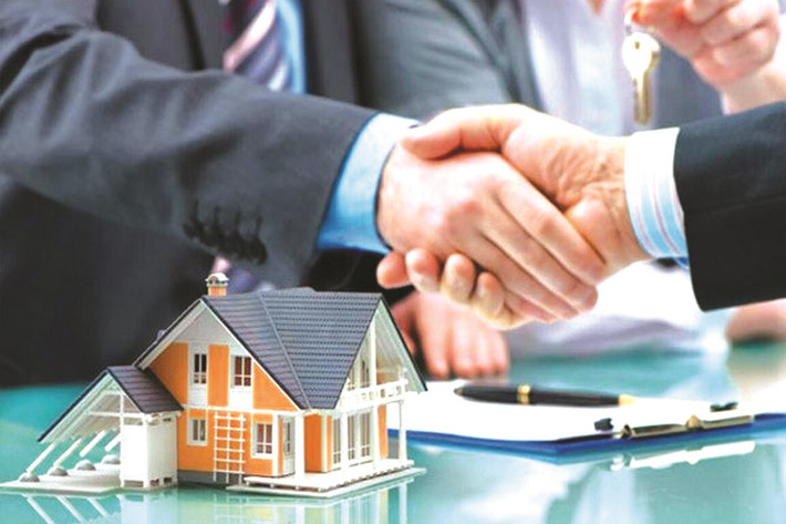 Lương nhân viên bất động sản gồm cả hai phần: lương cứng và hoa hồng. Trong đó phần thu nhập cao nhất thường đến từ % hoa hồng sau mỗi giao dịch thành công. Mức lương trung bình của kinh doanh bất động sản tuy không cố định nhưng ở mức cao từ 16 - 70 triệu đồng/tháng.