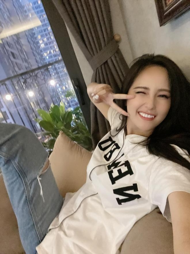 Nàng hậu còn là chủ của một công ty nhỏ với khoảng 40 nhân viên, đầu tư tiền vào các dự án điện ảnh.
