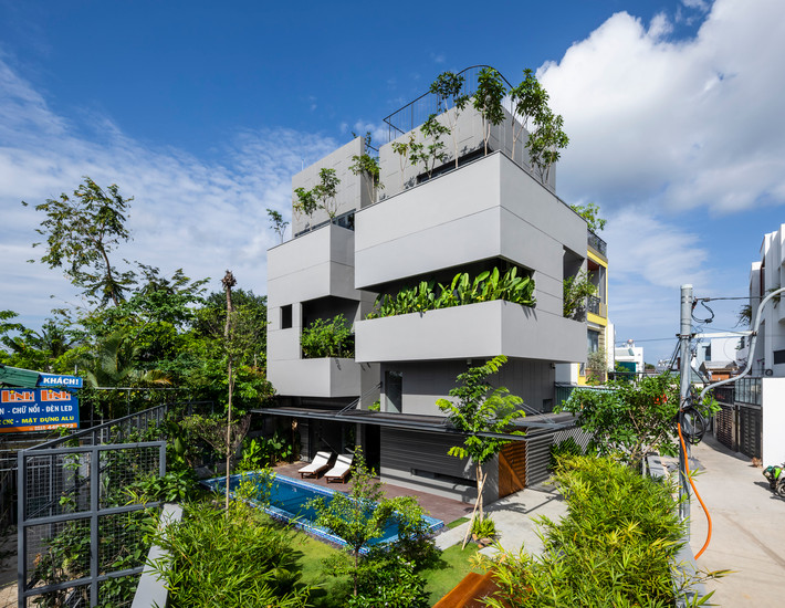 Bi House nằm cách trung tâm thành phố Nha Trang khoảng 5 km về phía Nam. Đây là khu vực đang phát triển nhanh chóng với dân số ngày càng tăng, việc xây dựng bê tông cường độ cao làm thu hẹp thảm thực vật và không gian xanh tự nhiên.