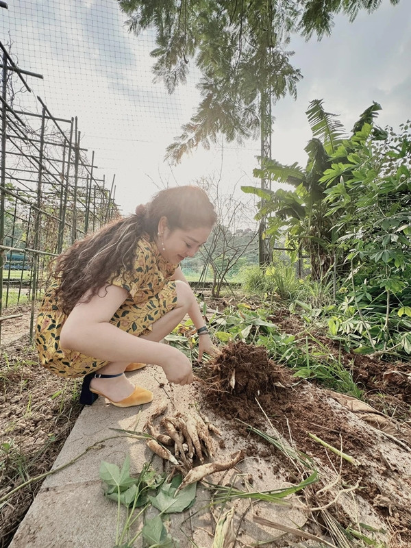 Nàng hậu dành nhiều thời gian trồng cây, làm vườn trong cơ ngơi của mình.