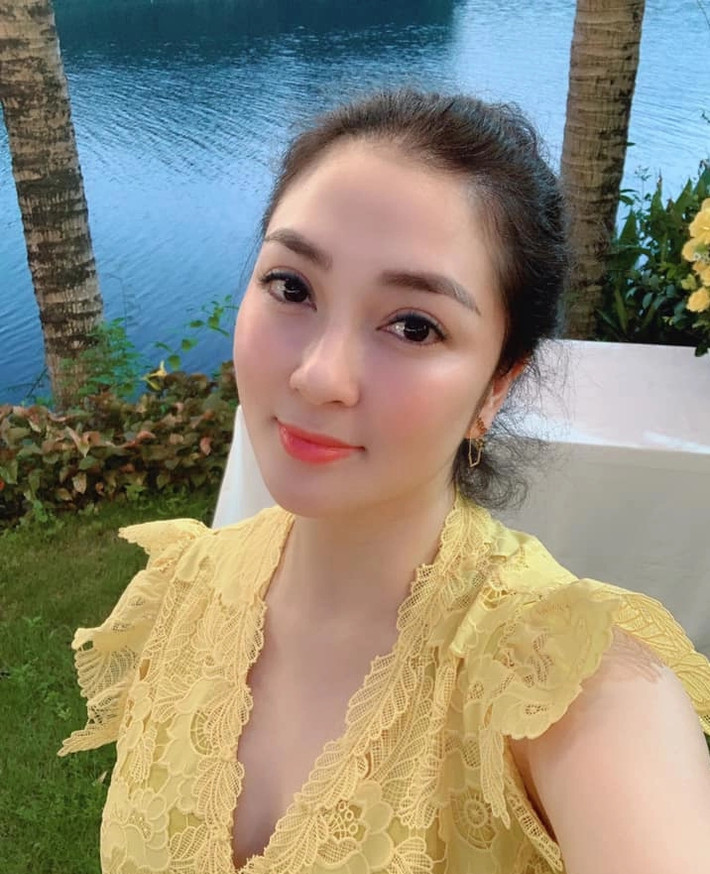 Trong khi nhiều nàng hậu khác hoạt động sôi nổi trong showbiz và thường xuyên sử dụng mạng xã hội để giao lưu, thì Hoa hậu Nguyễn Thị Huyền chọn sống kín tiếng, ít chia sẻ về đời tư.