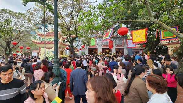 Ngày 15/2 (tức mùng 6 tết Nguyên đán Giáp Thìn 2024), rất nhiều người dân đã đổ về phủ Tây Hồ (quận Tây Hồ, TP Hà Nội) đi lễ đầu năm.