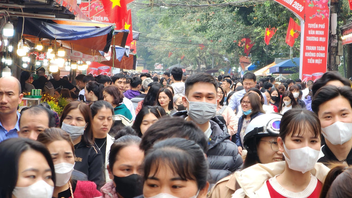Đường dẫn vào cổng phủ Tây Hồ kín người đi lại. Có thời điểm, đi bộ cũng gặp khó khăn vì lượng người đổ về quá đông.