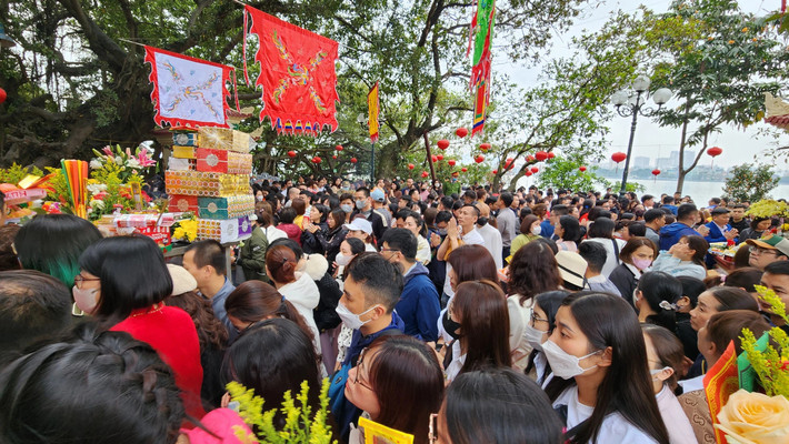 “Hôm nay là ngày đi làm đầu tiên nên lượng khách đến phủ Tây Hồ đông hơn mấy ngày trước. Lượng hàng bán ra của nhà tôi cũng tăng hơn nhiều các ngày khác”, chị Phương - người bán đồ lễ tại đây cho hay.