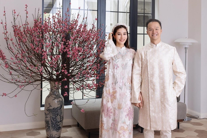 Nhà của vợ chồng Diễm My 9X và bố mẹ chồng sát nhau nên tiện qua lại.