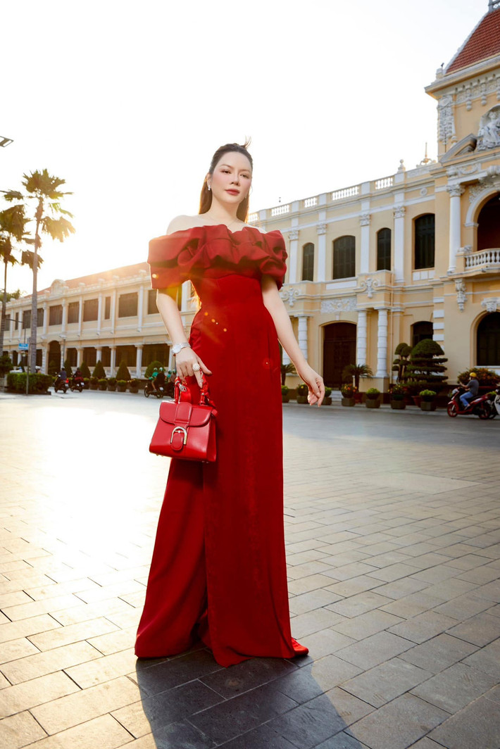 Mỗi lần xuất hiện trước công chúng, Lý Nhã Kỳ luôn tỏa sáng với vẻ ngoài sang trọng, diện đồ hiệu đắt đỏ với giá từ vài tỷ đến chục tỷ đồng.