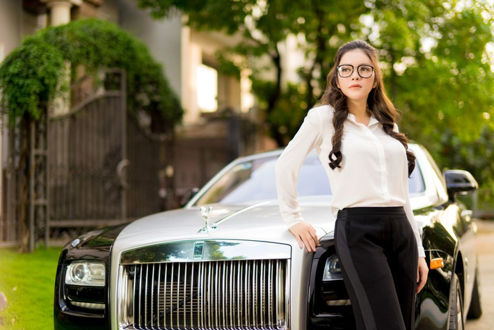 Lý Nhã Kỳ cũng là chủ nhân của chiếc Rolls-Royce Ghost trị giá 1,8 triệu USD và một chiếc Jaguar F-Type R Convertible có giá khoảng 500.000 USD. Nguồn ảnh: FBNV