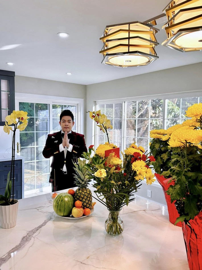 Quang Lê đã sửa các phòng, làm sàn gỗ, lắp đèn, làm nhà bếp và một số hạng mục nội thất khác đang được hoàn thành.