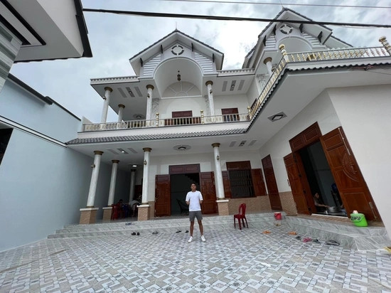 Năm 2022, sau thời gian tích lũy, cầu thủ Dụng Quang Nho đã hoàn thành ước mơ xây nhà mới cho bố mẹ để đấng sinh thành không phải lo lắng khi mùa mưa lũ đến. Ảnh: FBNV