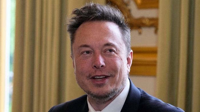 Sự giàu có của Elon Musk chủ yếu đến từ việc ông nắm giữ cổ phần ở Tesla và SpaceX. Ông nắm giữ khoảng 21% cổ phần của Tesla, cùng với 48% cổ phần của công ty hàng không vũ trụ tư nhân SpaceX.