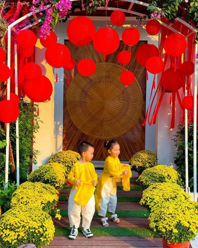 Chuẩn bị đón Tết Giáp Thìn 2024, Hồ Ngọc Hà trang trí biệt thự theo phong cách truyền thống với khung chính là mành tre, phía sau là dải dây đỏ làm nền.