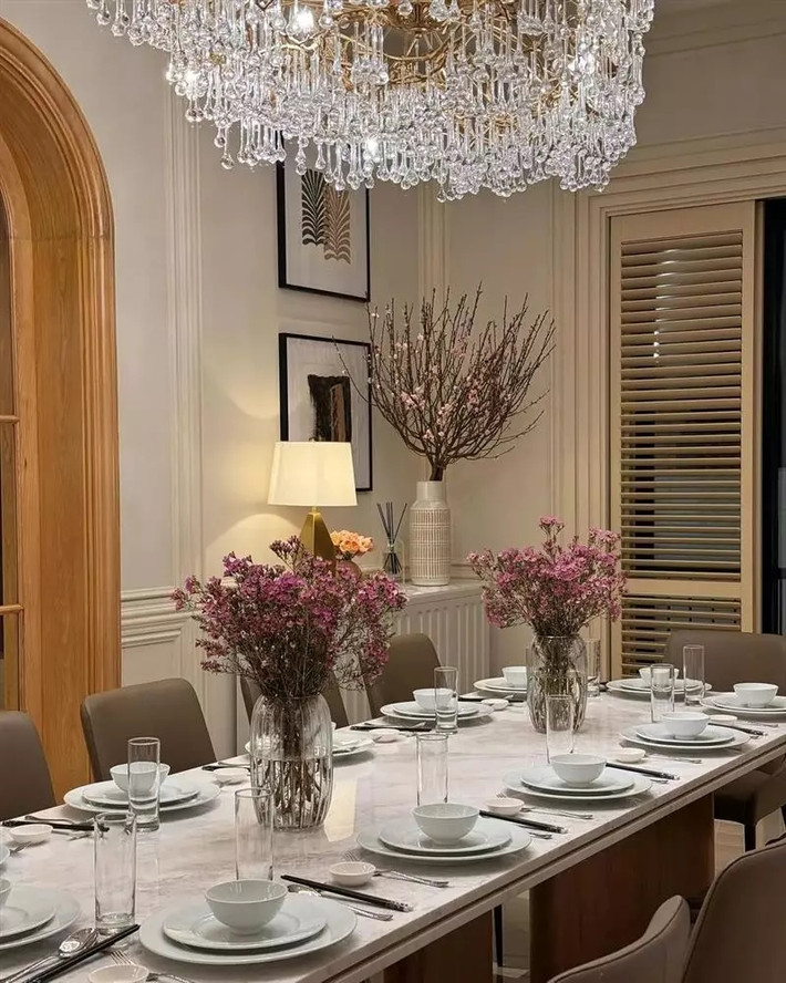 Trong căn biệt thự hơn 20 tỷ ở quận 2 (TP HCM), Noo Phước Thịnh bày trí rất nhiều loại hoa xinh xắn, đủ góc sống ảo cả mùa Tết.