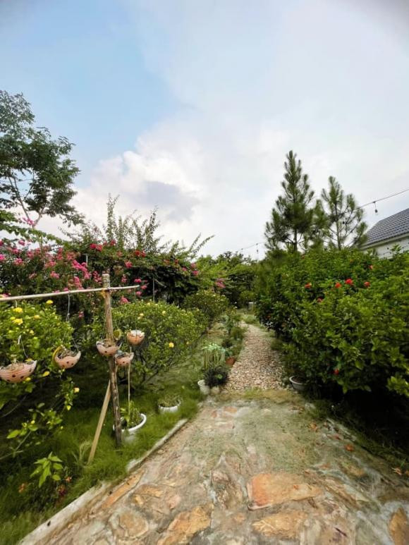 Đỗ Duy Nam cho biết căn nhà là nơi dành cho bố mẹ nghỉ dưỡng. Món quà này được hoàn thiện vào năm nam diễn viên 30 tuổi, với lời chúc sức khoẻ cho ba mẹ. Nguồn ảnh: FBNV