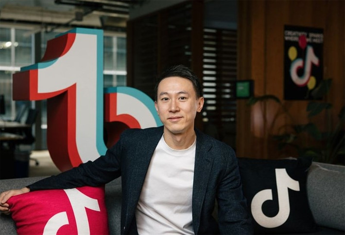 Theo Daily Mail, CEO TikTok Shou Chew sở hữu khối tài sản ròng vào khoảng 200 triệu USD. Khối tài sản của Shou Chew đến từ việc trở thành CEO công ty trị giá hàng tỷ USD như TikTok cũng như việc nắm hàng loạt các chức vụ cao trước đó.