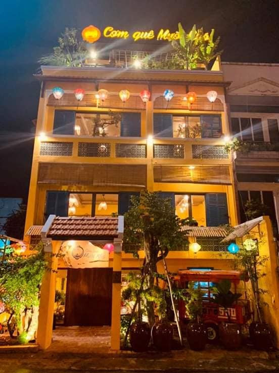 Trường Giang điều hành hệ thống nhà hàng nổi tiếng ở TP HCM và mở thêm nhà hàng hải sản ở Bà Rịa - Vũng Tàu.