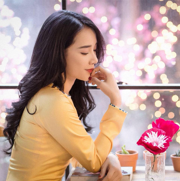 Trong khi đó, Nhã Phương cũng có mức độ phủ sóng dày đặc trên màn hình và đắt show sự kiện, quảng cáo.